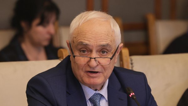 Постът на министър на отбраната в служебното правителство запазва генерал Атанас Запрянов, който бе министър на отбраната в кабинета &bdquo;Желязков&ldquo;, издигнат от ГЕРБ.
